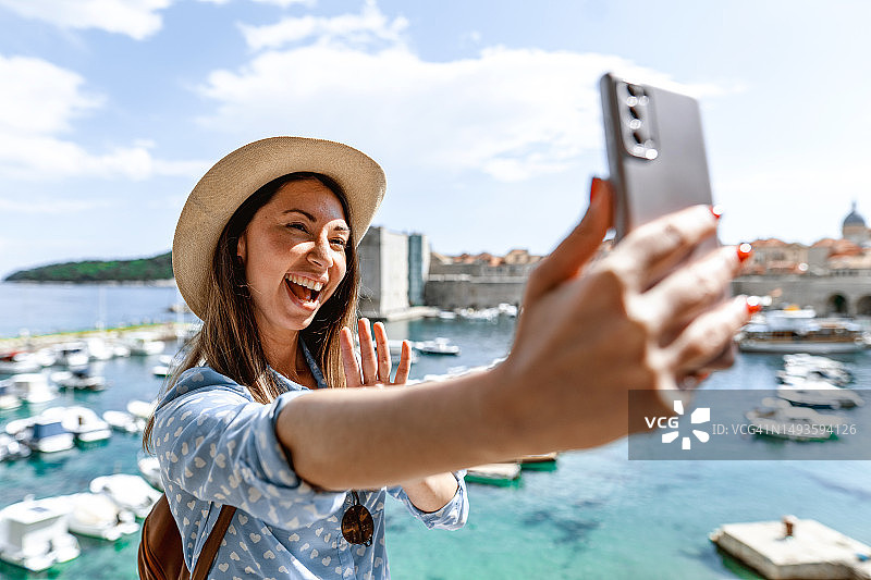 年轻女人在海边进行视频通话图片素材
