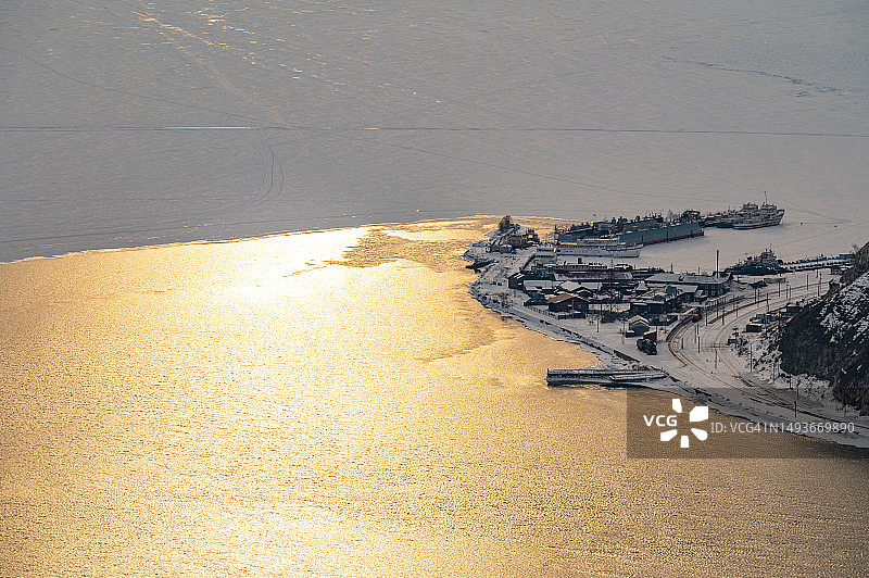 贝加尔湖与安加拉河交汇处，从切尔斯基石顶看到的景色，位于利斯特维扬卡，日落时分俄罗斯贝加尔湖畔的一个小型度假小镇图片素材