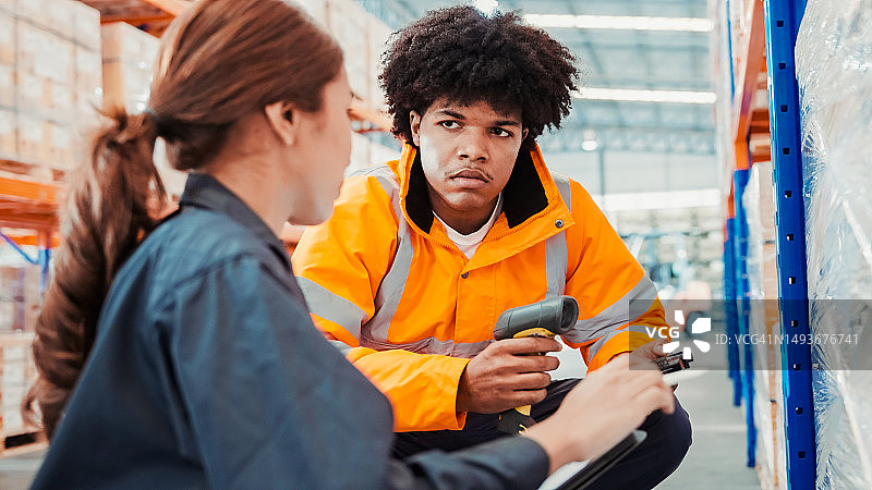 在仓库工作的多元化团队图片素材
