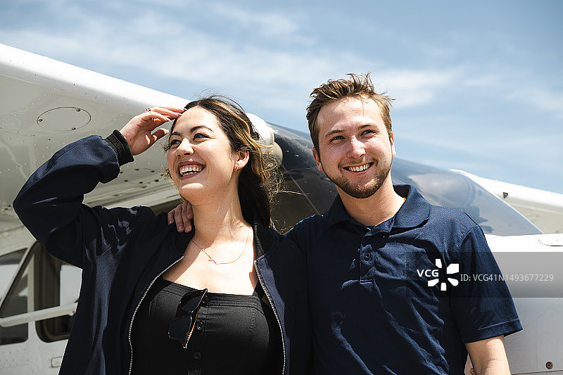 沐浴在阳光下的飞行员夫妇的 портрет图片素材