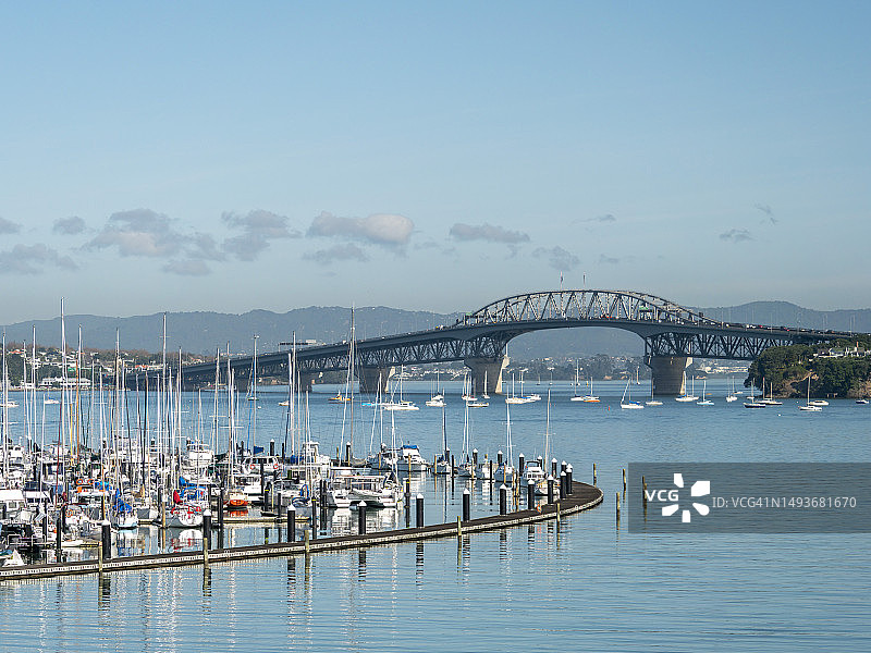 新西兰奥克兰的贝斯沃特码头和奥克兰海港大桥图片素材