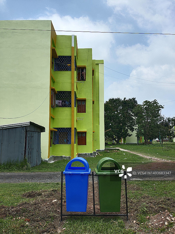 城镇中的垃圾收集箱图片素材