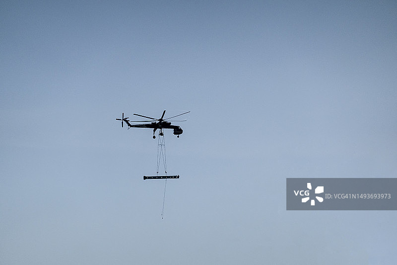 运输直升机运载木材图片素材