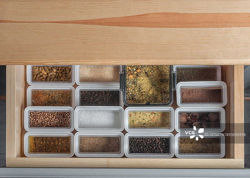 厨房里装有干燥香料的塑料容器图片素材