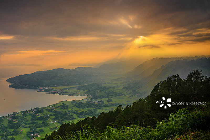 多巴湖壮丽的日出图片素材