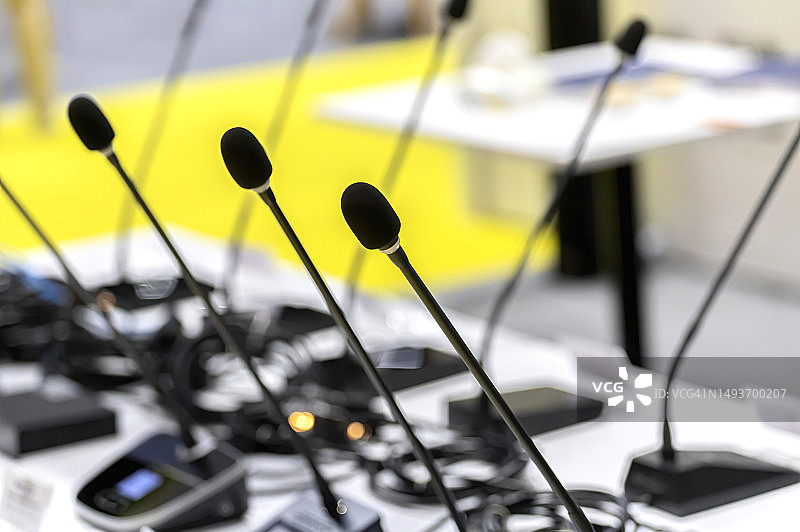 会议室桌子上的会议麦克风图片素材