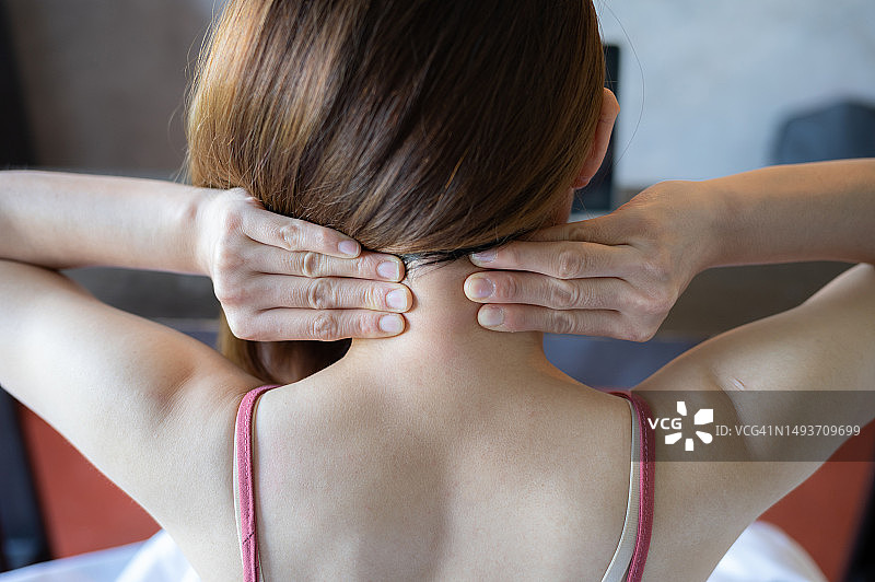 年轻女子颈部疼痛的背影图片素材