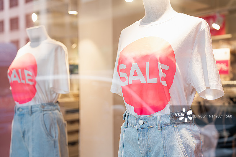 衬衫上的购物促销背景图片素材