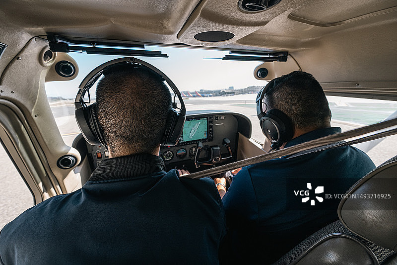 飞机舱内两侧的全景图片素材