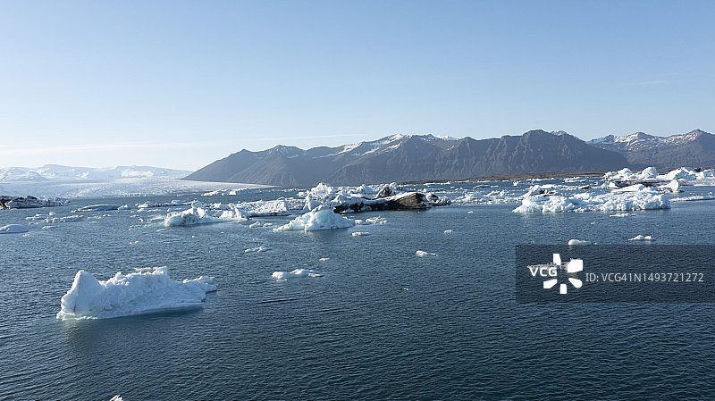 冰岛杰古沙龙冰河湖中漂浮的冰山图片素材