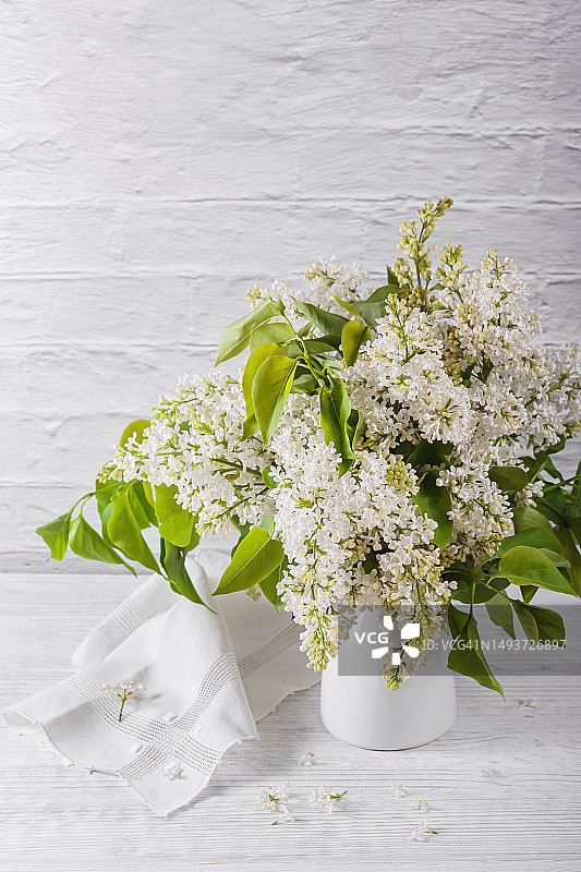 木质背景上盛开的丁香枝条春季组合图片素材