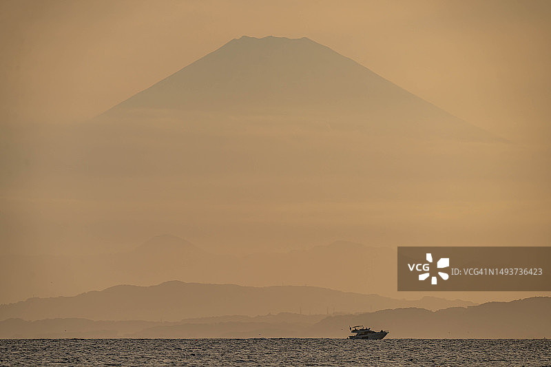 日本神奈川的富士山和日落海滩图片素材