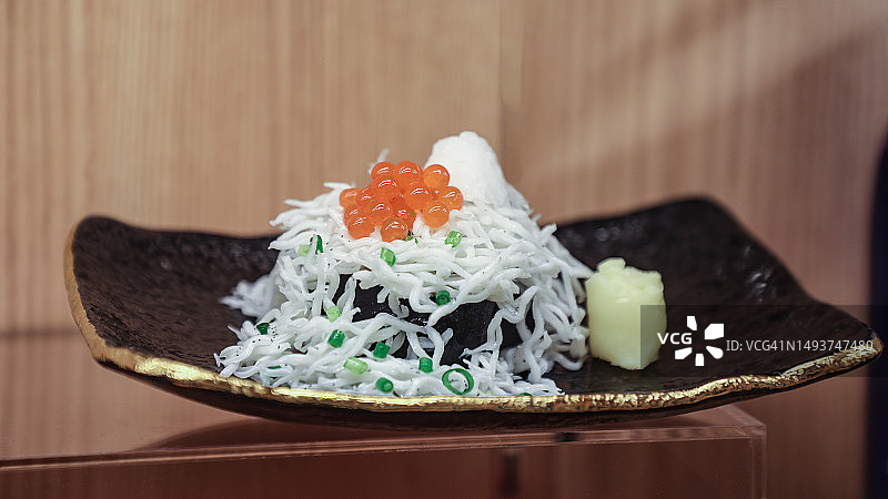 釜扬吻仔鱼军舰卷配鲑鱼籽图片素材