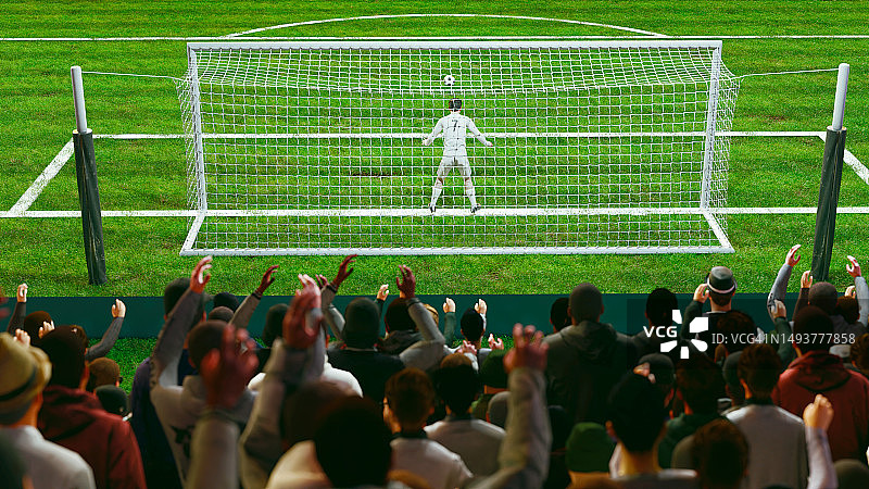 足球停留在罚球点上，人群欢呼图片素材