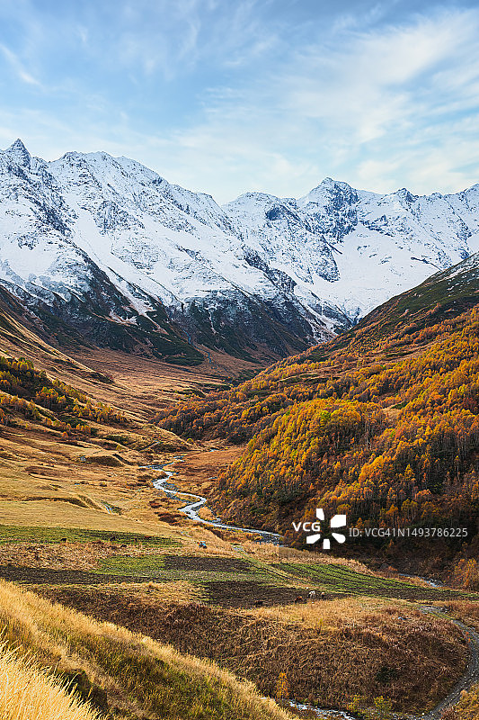 秋季白雪皑皑的高加索山脉图片素材