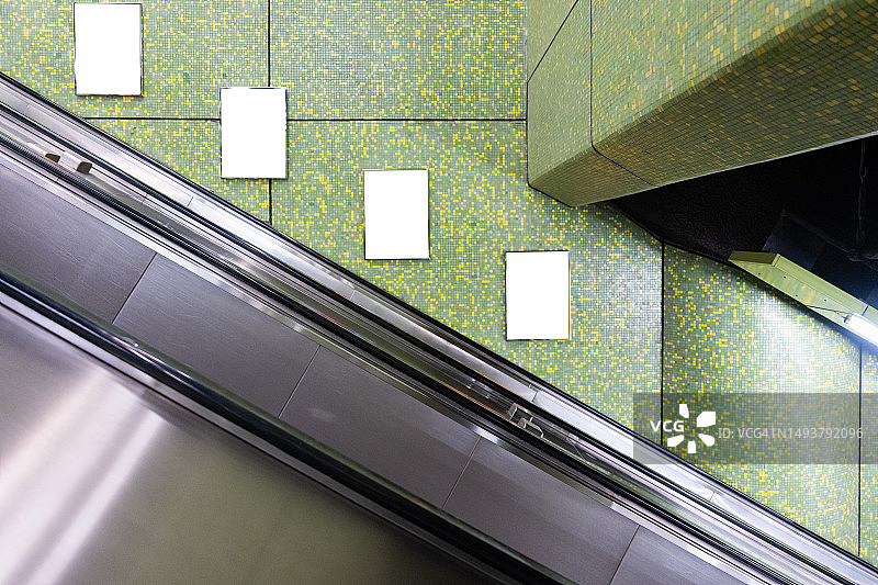 地铁站的空白广告牌图片素材