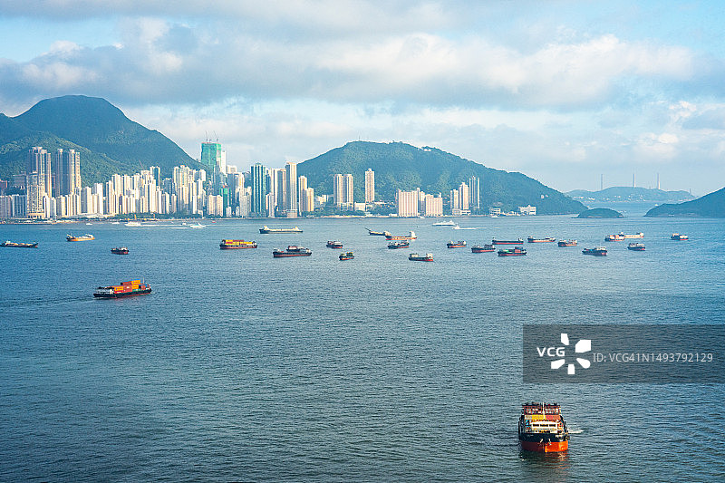 云雾笼罩下的香港海港风光图片素材