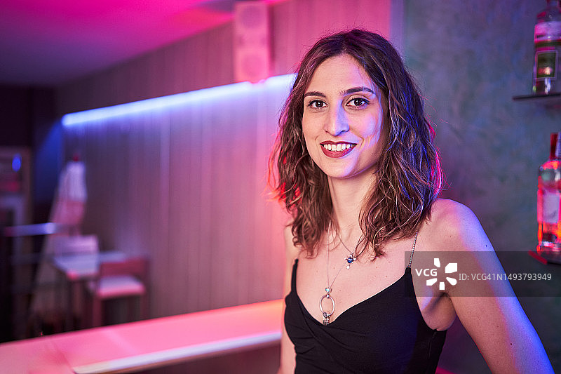 夜晚俱乐部里微笑的女士肖像图片素材