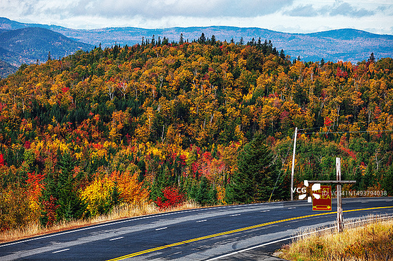 缅因州的秋日公路图片素材