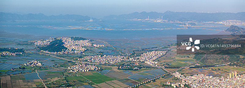 海湾旁的城镇鸟瞰图图片素材