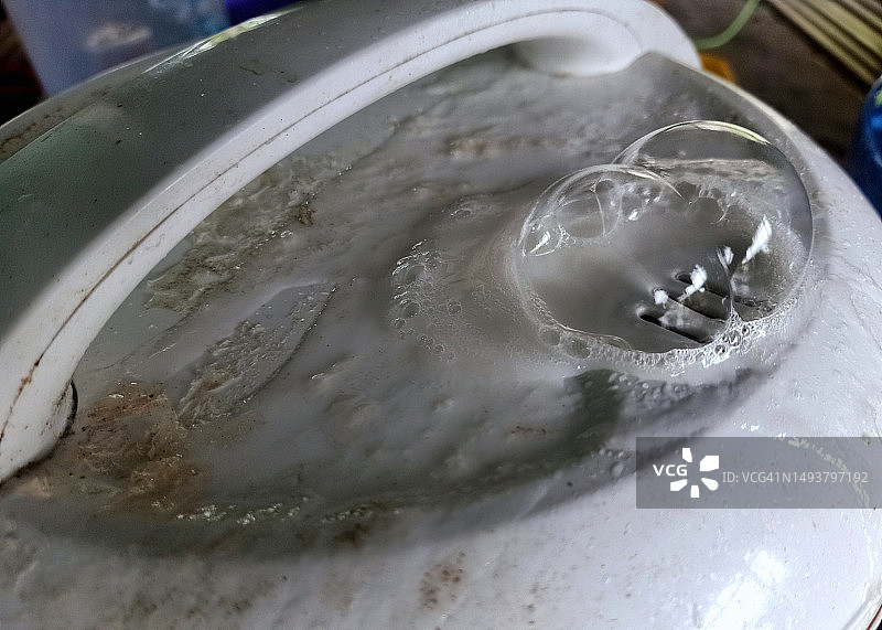 电饭煲盖子间冒出的蒸汽图片素材