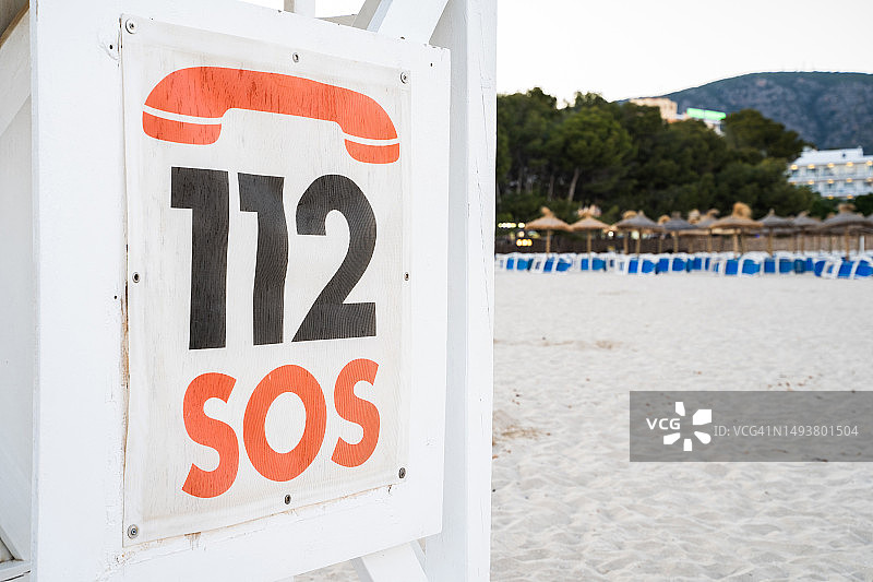 海滩上的紧急求助电话标志图片素材