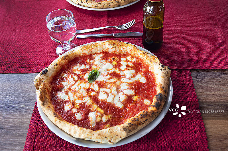 桌上的披萨图片素材