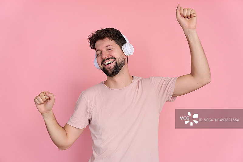 戴无线耳机听音乐的滑稽男人图片素材