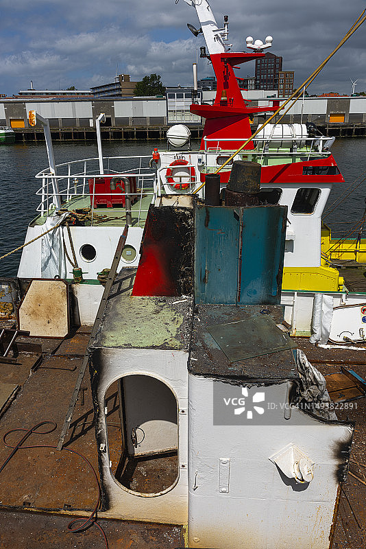 报废拖网渔船的悲惨景象图片素材