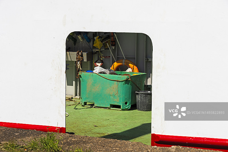 带有绿色集装箱的轮船图片素材