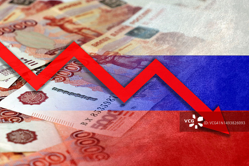 经济走势图：下跌箭头、俄罗斯国旗和俄罗斯卢布现金图片素材
