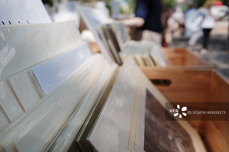 二手书店的复古相框和明信片图片素材