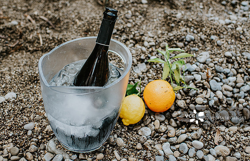 意大利岩石海滩上的冰镇香槟图片素材