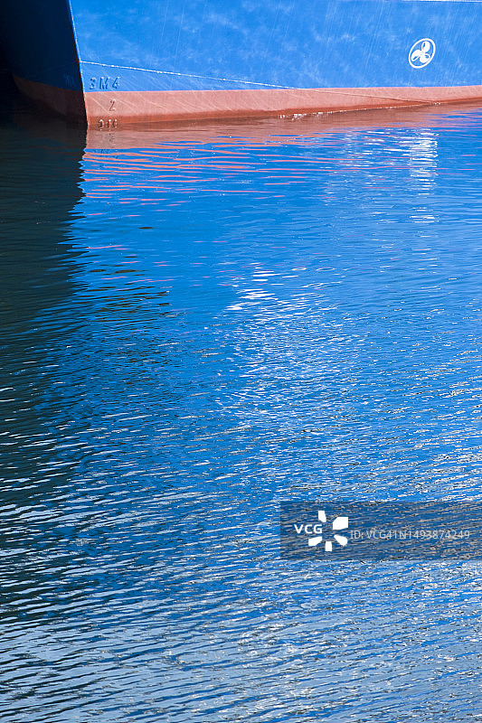 林肯港码头商业码头海面倒影的蓝白色图片素材