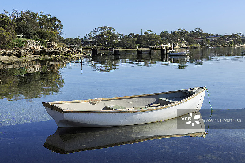 木质小艇乡村码头平静海面图片素材