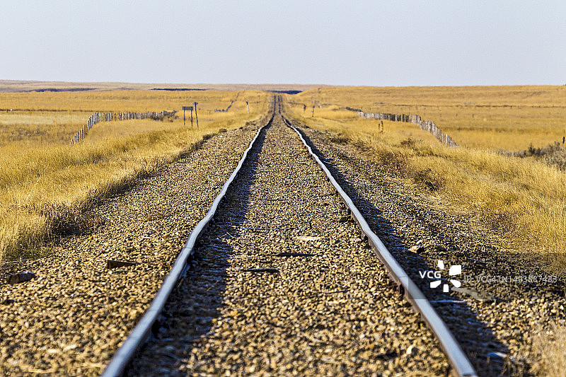 平原上的铁轨图片素材