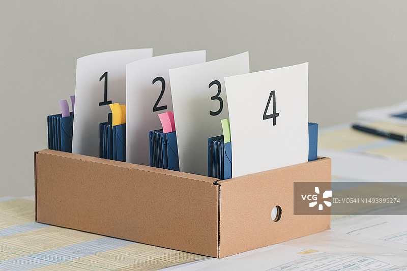 将客人的名字排列在纸板箱中图片素材