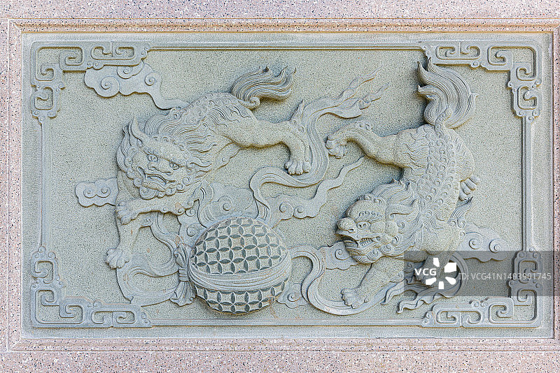 墙上雕刻的中国古代吉祥物狮子图片素材
