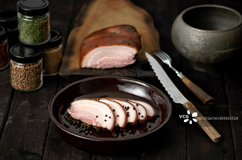盘中撒有黑胡椒的烟熏五花肉图片素材