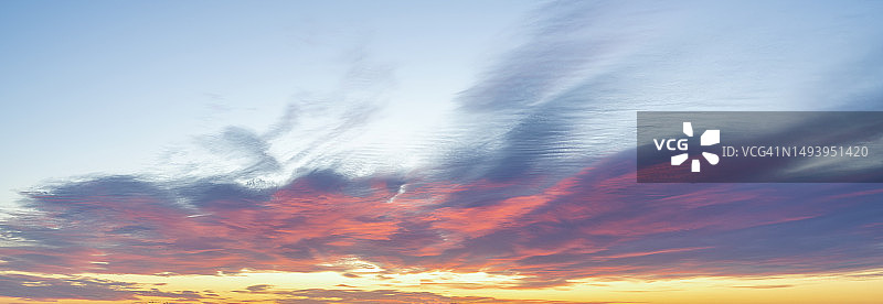天空中的彩色云霞图片素材
