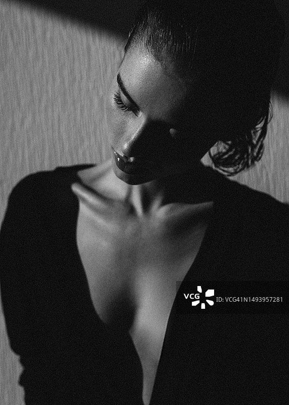 一个感性的女人的照片。黑白电影图片素材