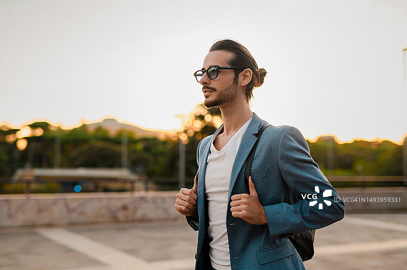 戴墨镜的络腮胡商人在城市图片素材