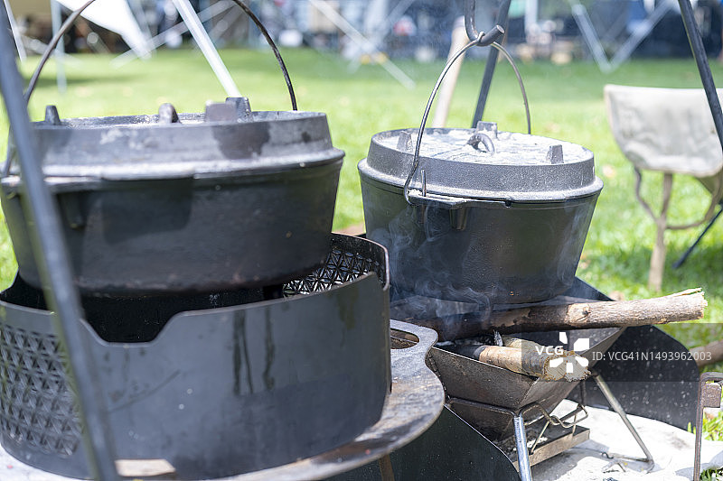 在营地烹饪：生火和使用铸铁锅图片素材