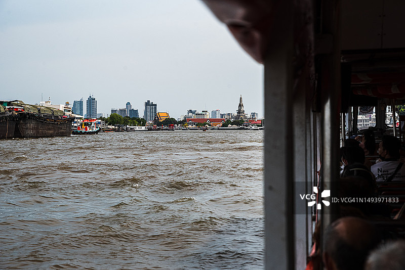 从船上眺望曼谷城市景观图片素材