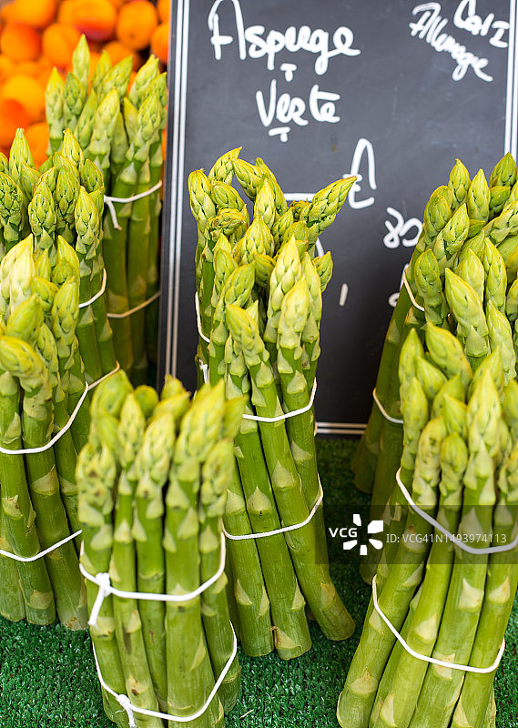 法国市场上的立式芦笋和黑板标签图片素材