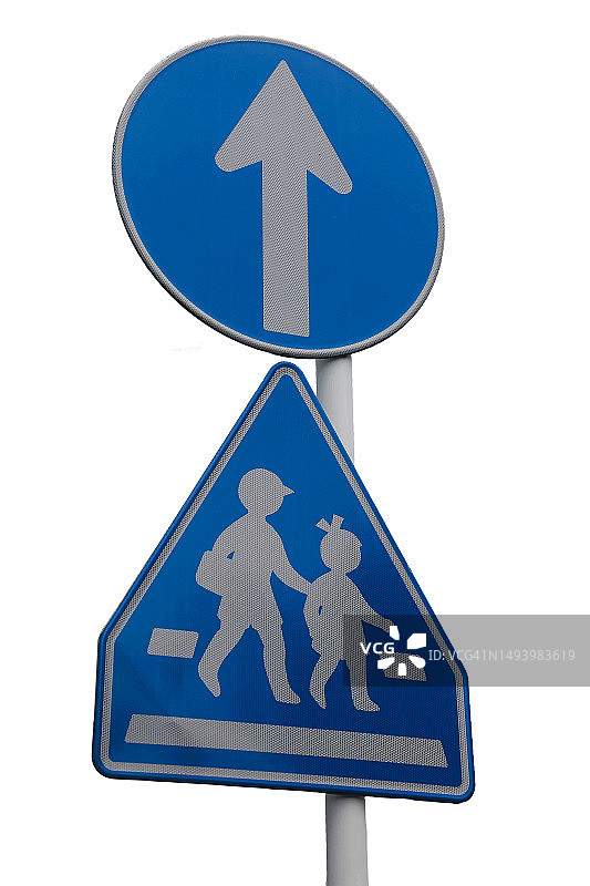 道路交通标志：直行箭头和学校区域，白色背景图片素材