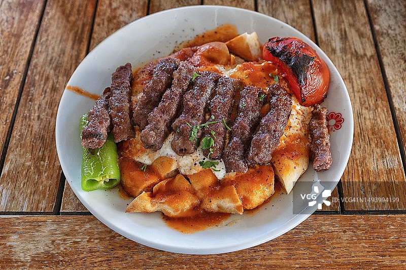 土耳其马尼萨烤肉夹皮塔饼图片素材