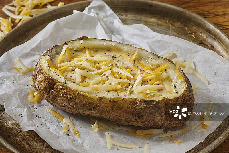 准备酿烤土豆鸡蛋船图片素材