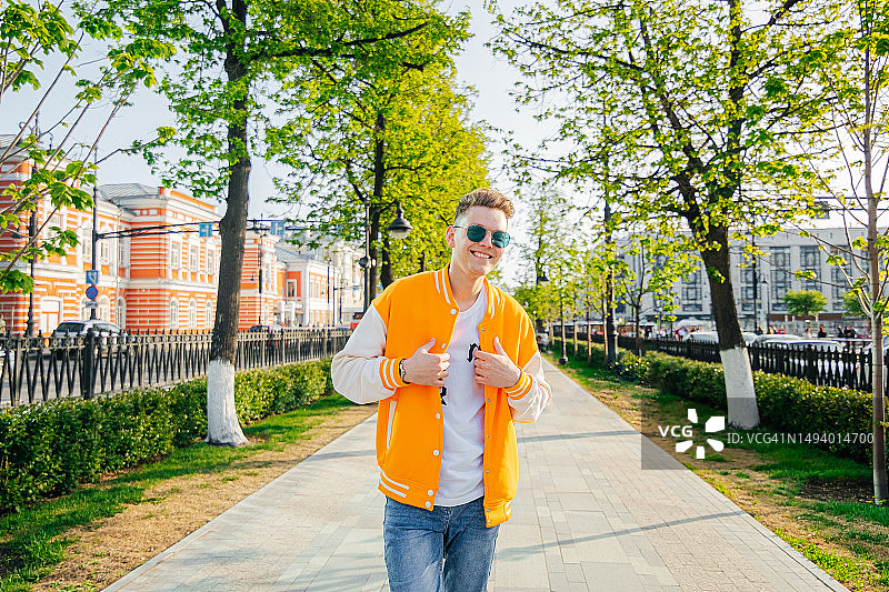 城市树林中的青年图片素材