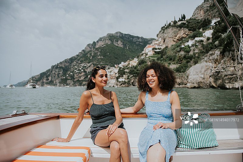 两位女士在意大利波西塔诺乘船游览图片素材